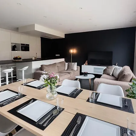 Huisaanzee Holiday home